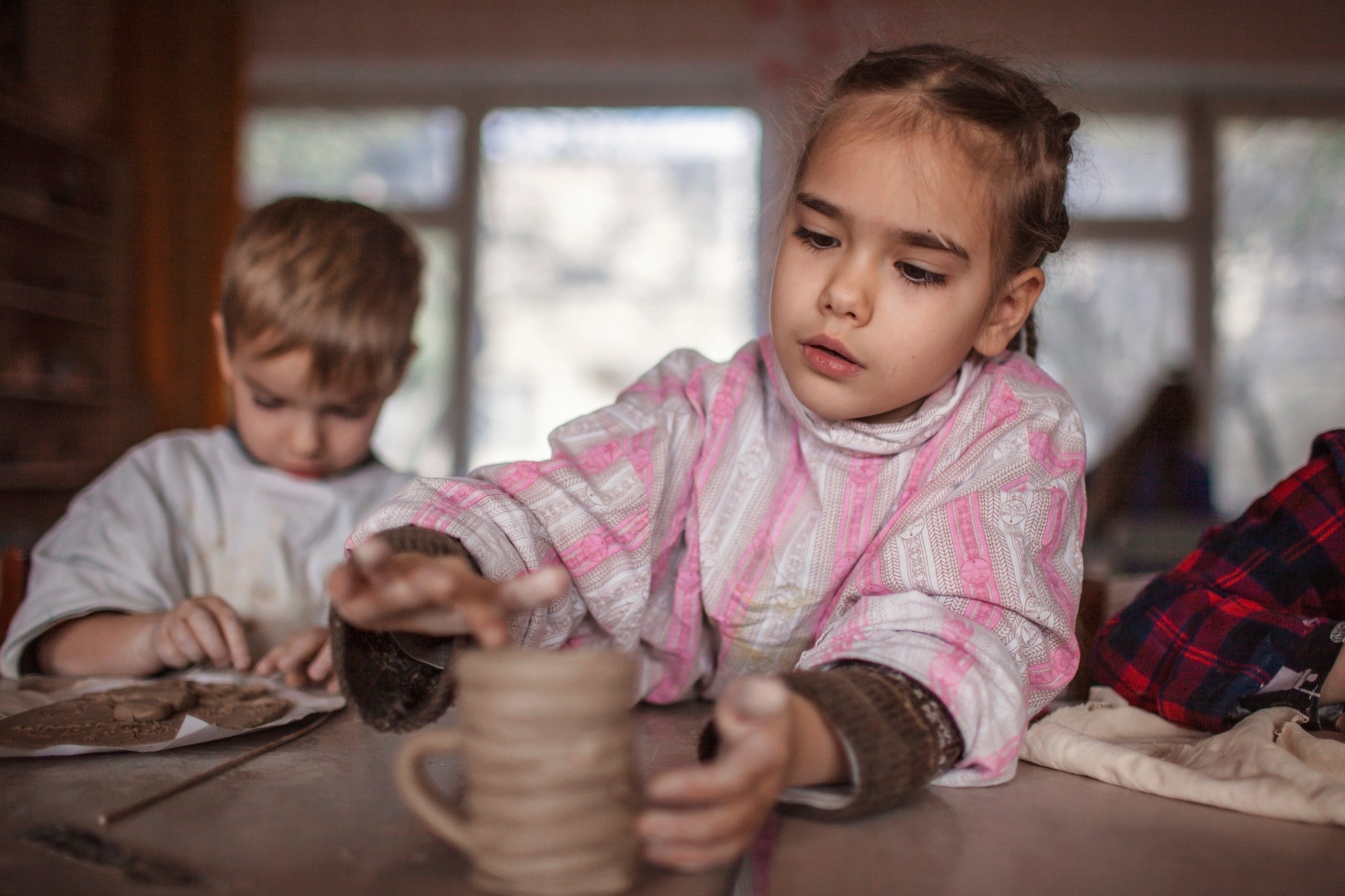 cute-little-kids-playing-together-with-modeling-clay-in-pottery-workshop-craft-and-clay-art-child_t20_xXB2x8