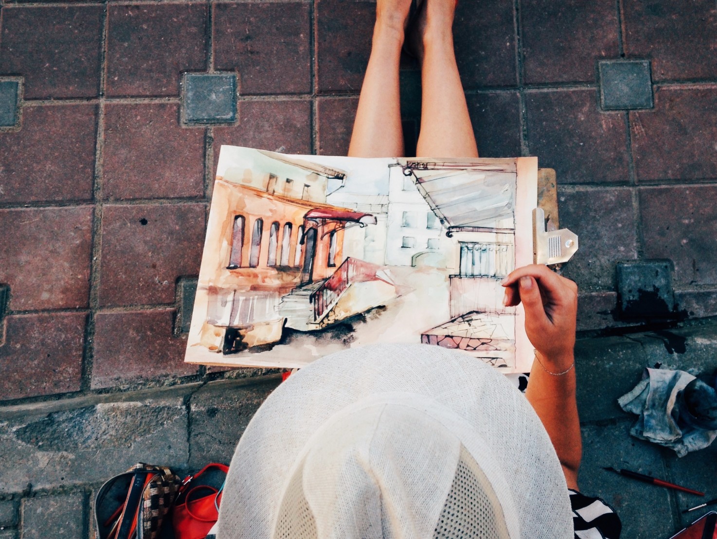 woman-painting-on-the-street_t20_9J1yYY