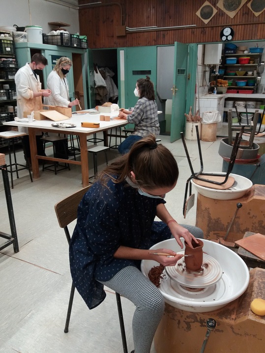 Proceso de la fabricación de cerámica en torno - Atelier del alfarero